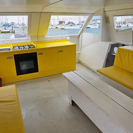 Houseboat Serenity *